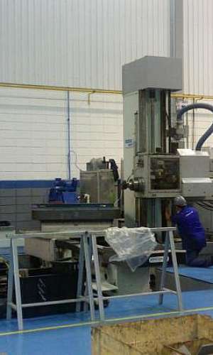 Manutenção e conserto de máquina de usinagem Manutenção e conserto de máquina de usinagem